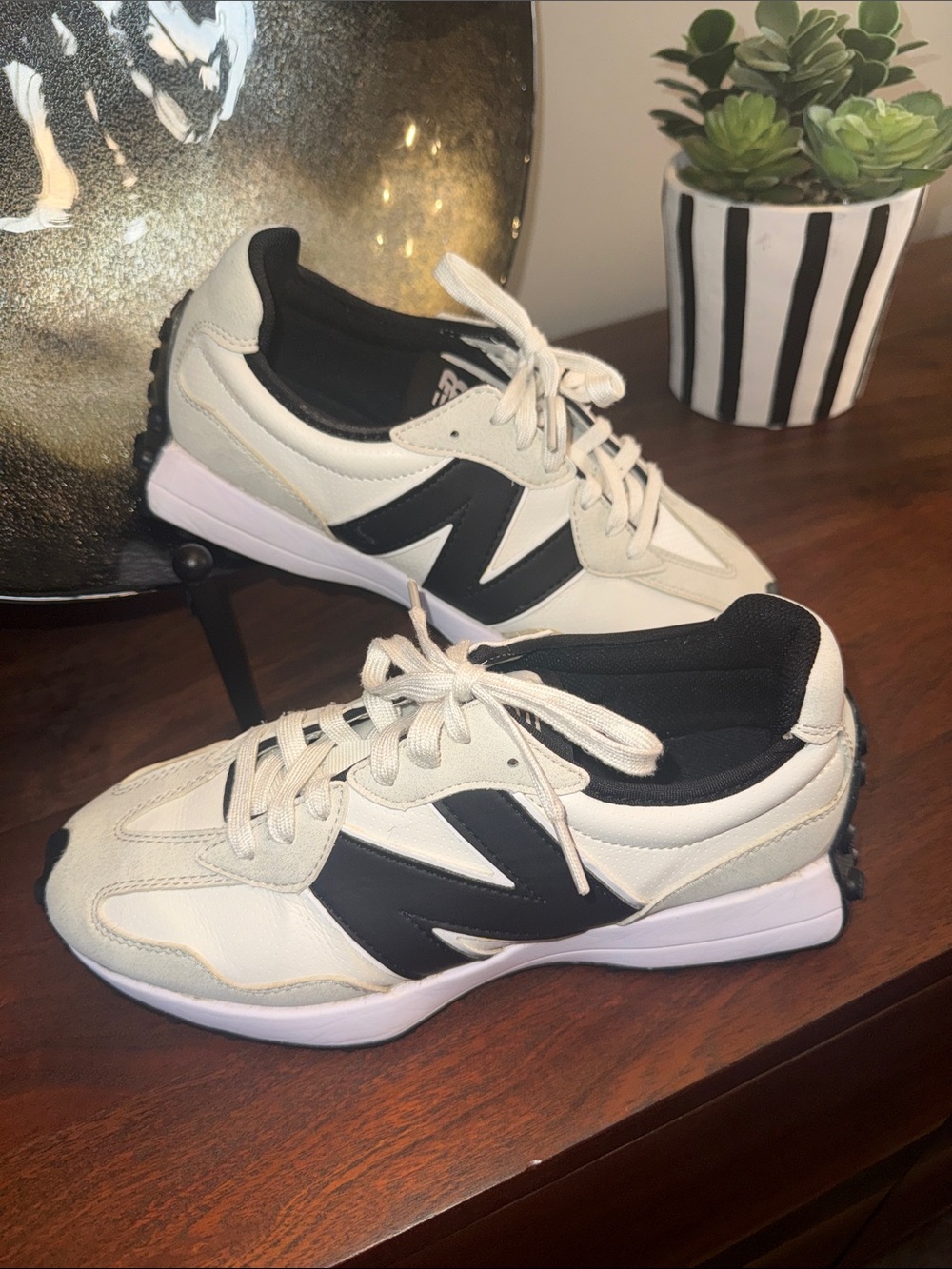 New Balance 327 Golf Women’s 8.5 Waterproof Spikeless Shoes Black Cream